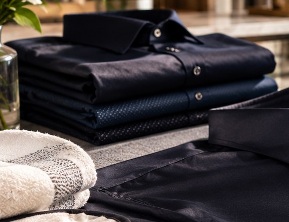 ๐ Fold dark shirts neatly to avoid deep creases