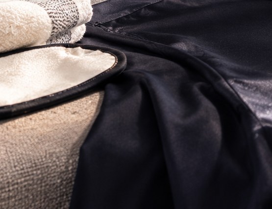 ๐งบ A press cloth or pad protects the surface